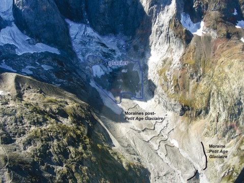 Fig. 3 – Vue aérienne oblique du glacier des Oulettes (Vignemale, Hautes-Pyrénées) et de son glarier
